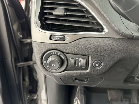 Used 2019 Jeep Cherokee Limited image 14