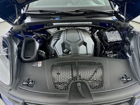 Certified 2025 Porsche Macan AWD/4WD image 32