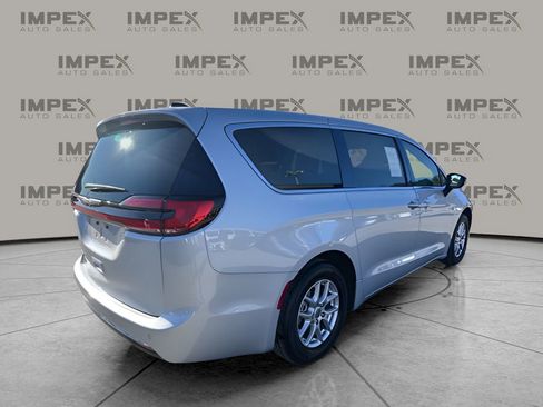 Used 2024 Chrysler Pacifica Touring-L image 5