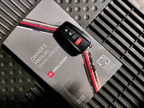 Used 2023 Toyota Highlander XLE image 32