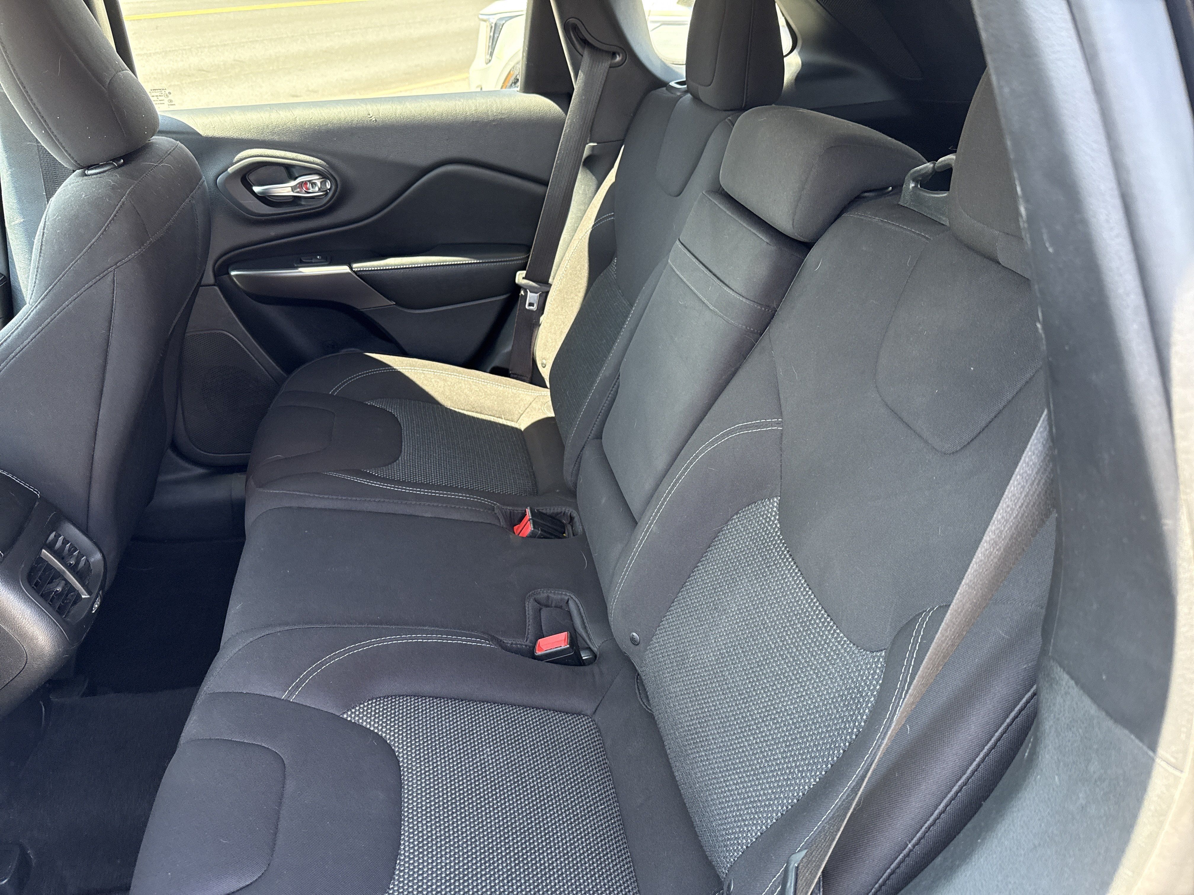 Used 2019 Jeep Cherokee Latitude w/ Popular Appearance Group AWD/4WD image 15