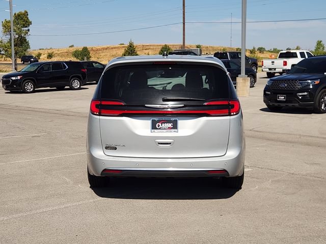 Used 2023 Chrysler Pacifica Touring-L FWD image 6