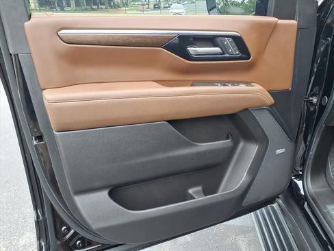 Used 2025 Chevrolet Suburban High Country AWD/4WD image 18