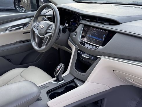 Used 2018 Cadillac XT5 Luxury w/ Driver Awareness Package image 10