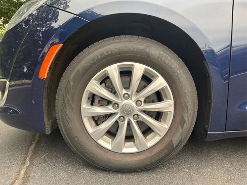 Used 2019 Chrysler Pacifica Touring-L FWD image 15
