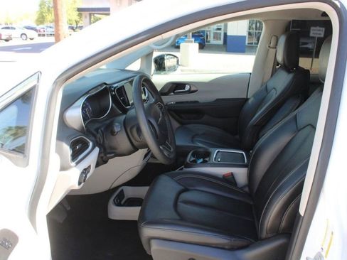 Used 2024 Chrysler Pacifica Touring-L FWD image 9