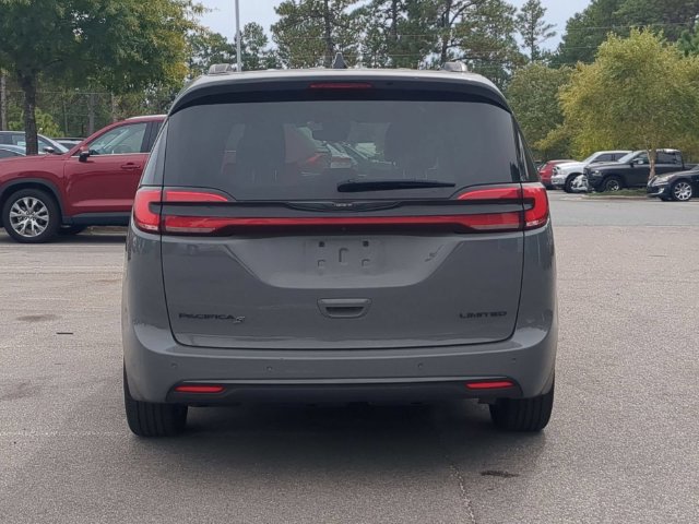 Used 2025 Chrysler Pacifica Limited FWD image 7