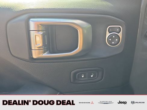 Used 2020 Jeep Gladiator Overland AWD/4WD image 11