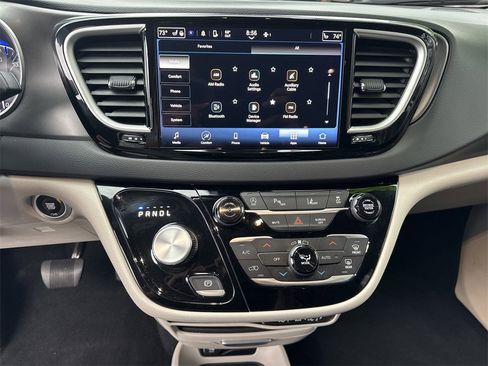 Used 2024 Chrysler Pacifica Touring-L image 27