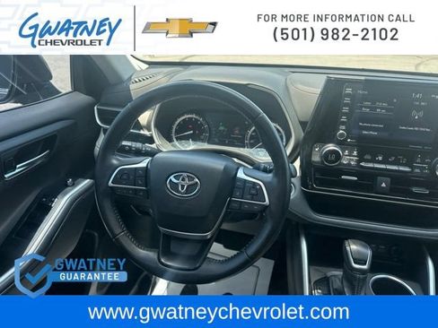 Used 2022 Toyota Highlander XLE AWD/4WD image 27