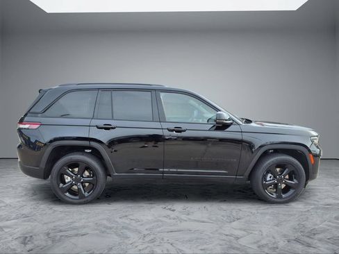 Used 2023 Jeep Grand Cherokee Altitude RWD image 8