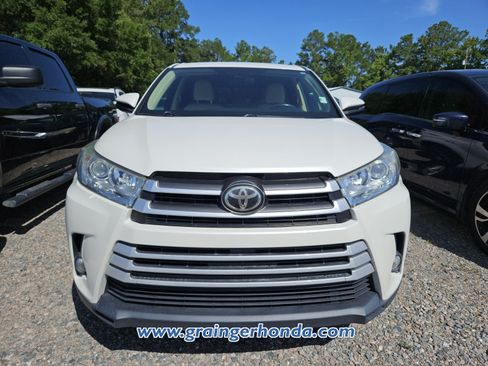 Used 2019 Toyota Highlander Plus FWD image 3