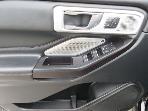 Used 2020 Ford Explorer Platinum w/ Premium Technology Package AWD/4WD image 24