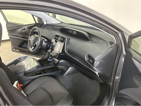 Used 2021 Toyota Prius LE image 40