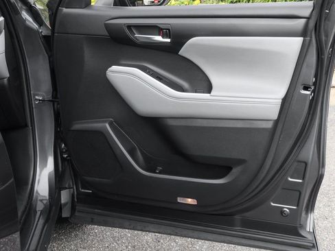 Used 2021 Toyota Highlander XLE image 48