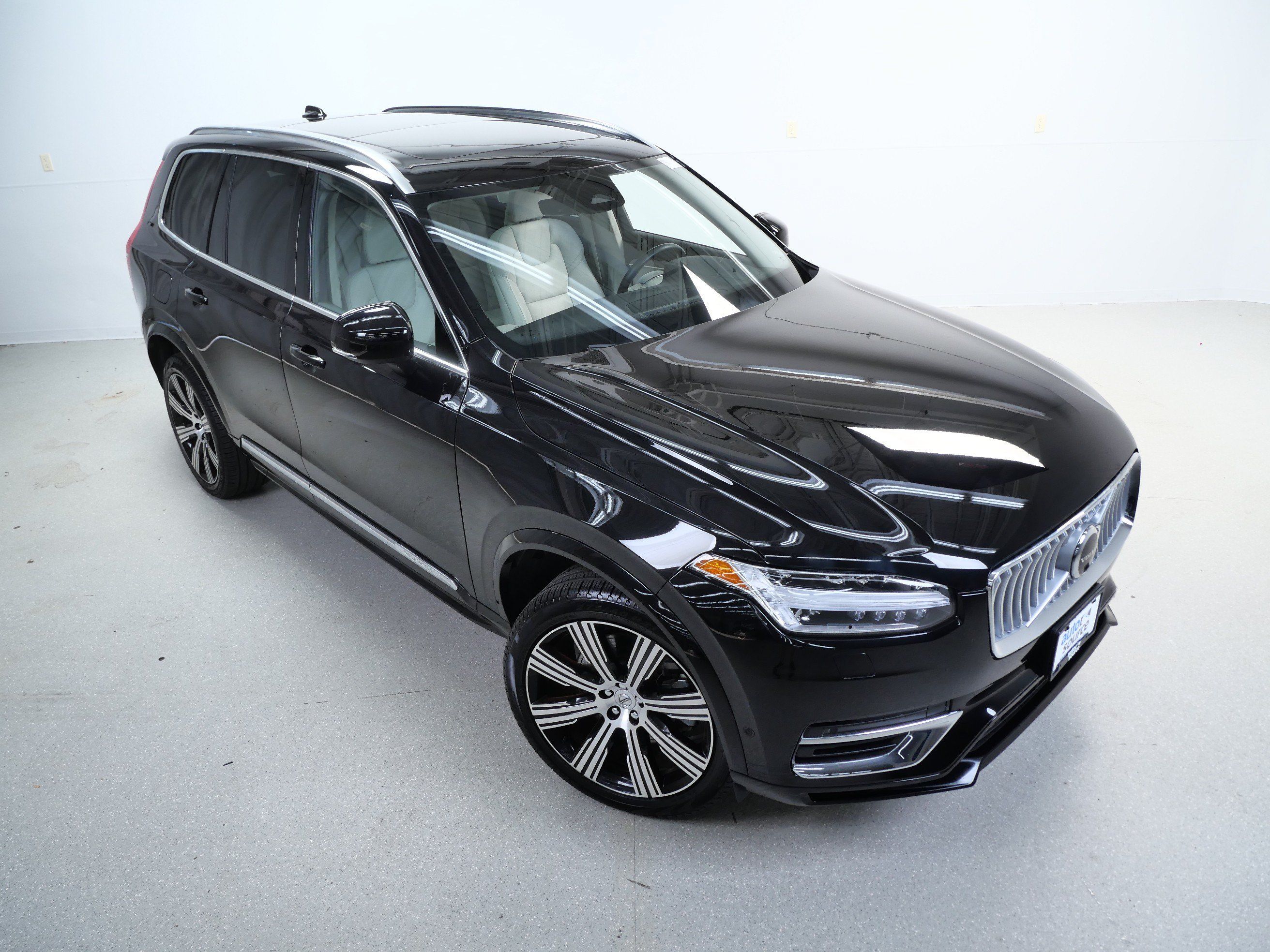 Used 2024 Volvo XC90 T8 Plus w/ Protection Package Premier AWD/4WD image 4