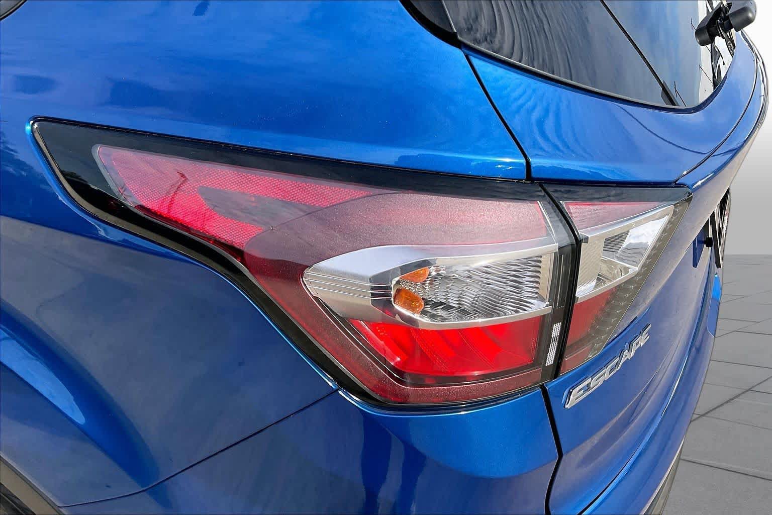 Used 2018 Ford Escape SE w/ SE Sport Appearance Package FWD image 27