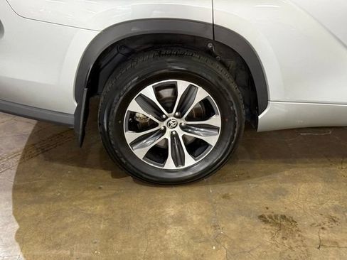 Used 2021 Toyota Highlander XLE AWD/4WD image 6