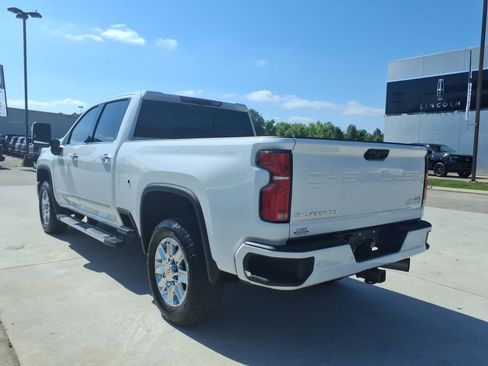 Used 2024 Chevrolet Silverado 2500 High Country w/ Technology Package AWD/4WD image 3
