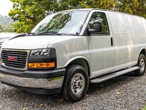 Used 2023 GMC Savana 2500 w/ Driver Convenience Package image 3