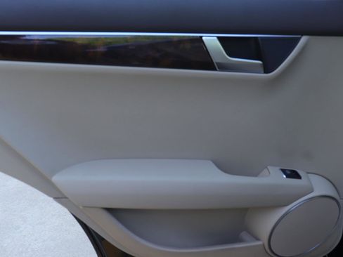 Used 2013 Mercedes-Benz C 250 Luxury image 12