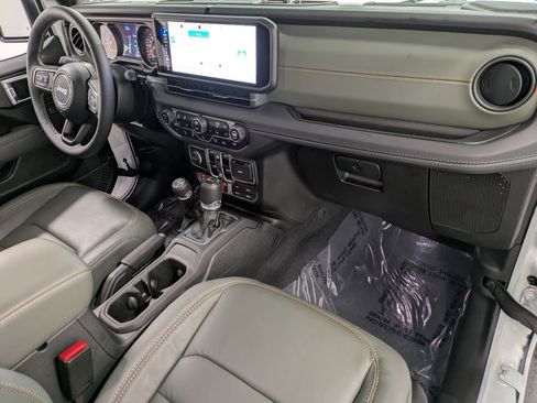 Used 2025 Jeep Gladiator Mojave AWD/4WD image 30
