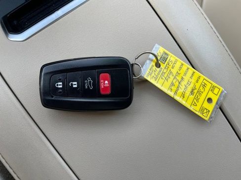 Used 2022 Toyota Highlander XLE image 27