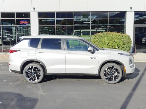 New 2025 Mitsubishi Outlander SE image 8