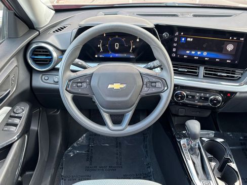 Used 2025 Chevrolet Trax LT image 55