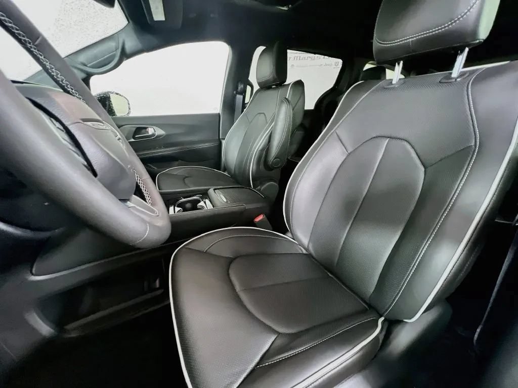 New 2027 Chrysler Pacifica Limited FWD image 22