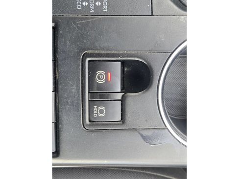 Used 2021 Toyota Highlander LE FWD image 31
