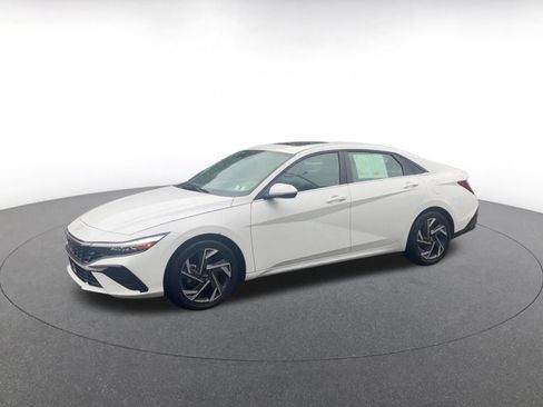 Used 2025 Hyundai Elantra SEL FWD image 8
