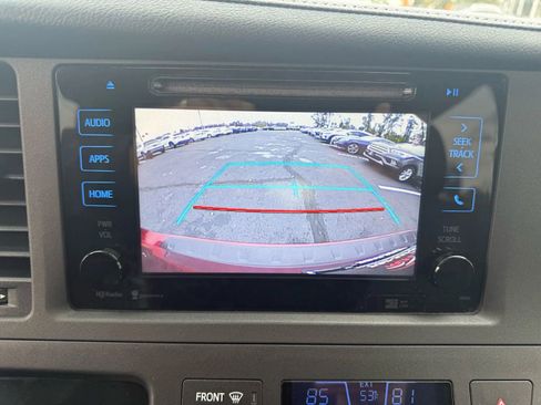 Used 2015 Toyota Sienna SE Premium image 24