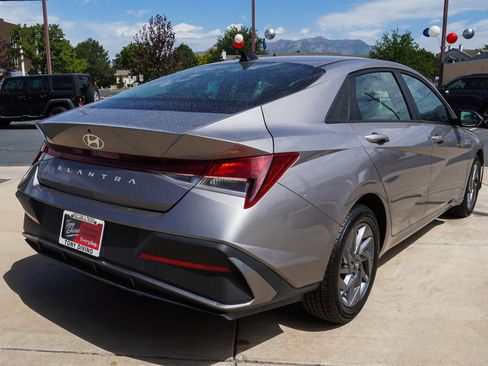 Used 2024 Hyundai Elantra SEL FWD image 8