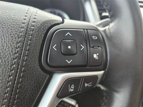 Used 2017 Toyota Highlander XLE image 31