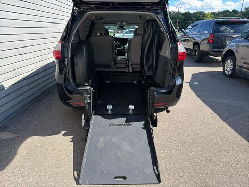 Used 2020 Toyota Sienna L FWD image 39