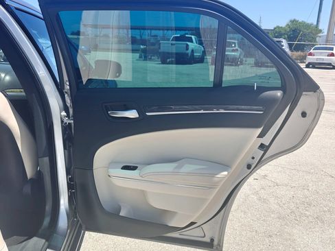 Used 2018 Chrysler 300 Limited RWD image 16
