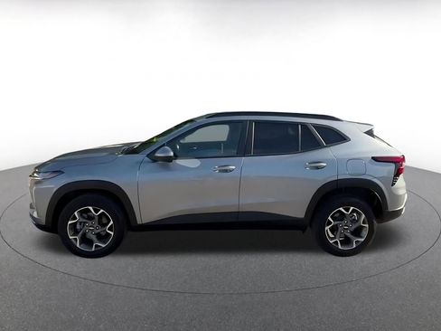 Used 2025 Chevrolet Trax LT image 9