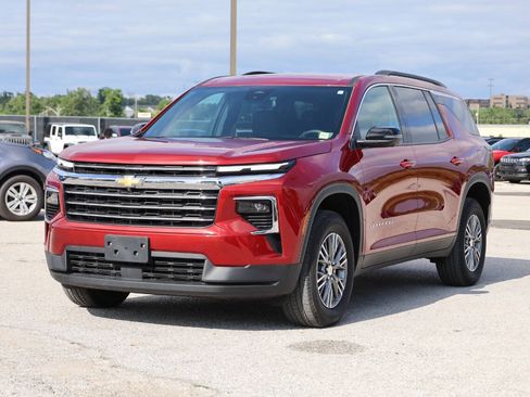 Used 2025 Chevrolet Traverse LT w/ Driver Confidence Package AWD/4WD image 6