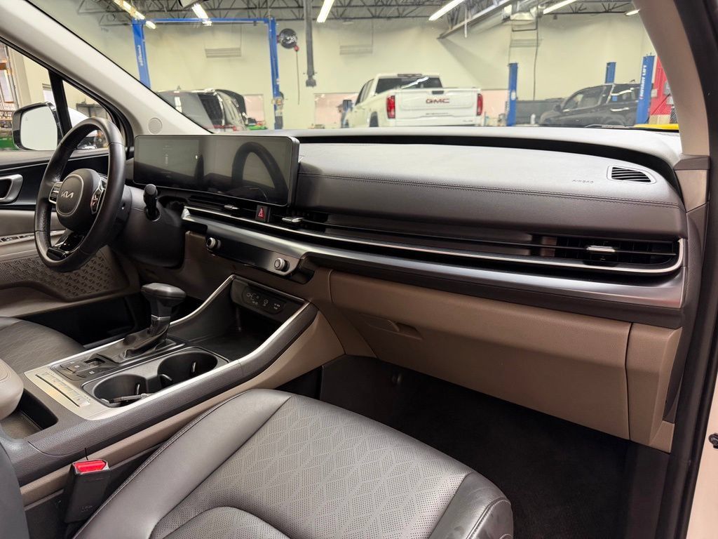 Used 2025 Kia Carnival FWD image 13