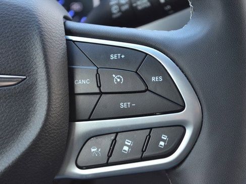 Used 2024 Chrysler Pacifica Touring-L image 21