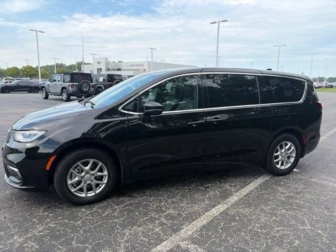 Used 2025 Chrysler Pacifica Select FWD image 2