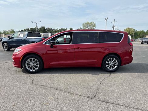 Used 2026 Chrysler Pacifica Limited FWD image 2