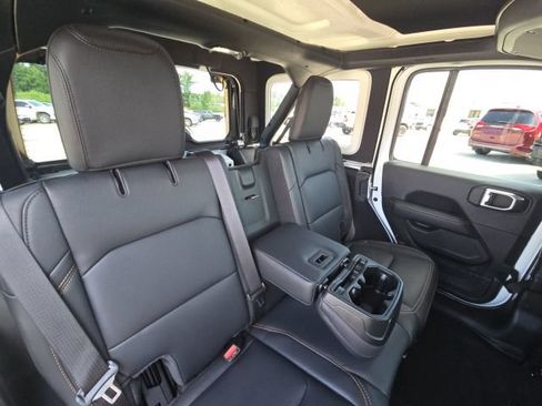 Used 2024 Jeep Wrangler Unlimited Sahara w/ Technology Group AWD/4WD image 16