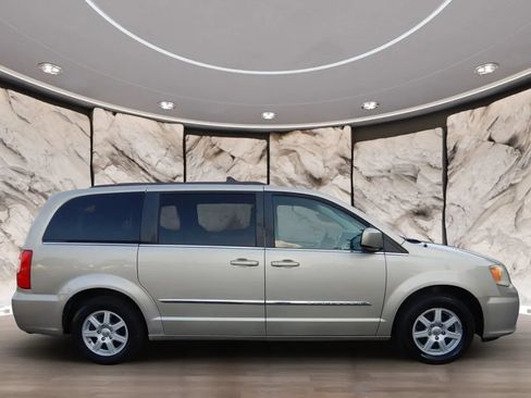 Used 2013 Chrysler Town & Country Touring FWD image 5
