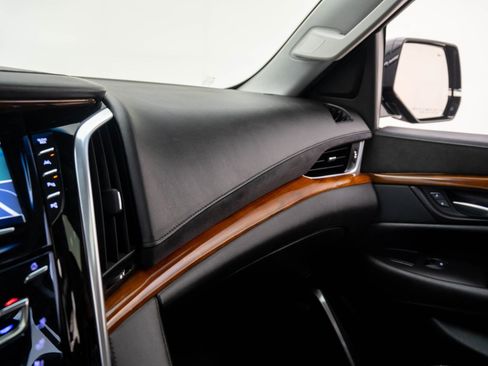 Used 2019 Cadillac Escalade Luxury image 32