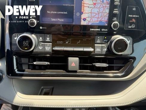 Used 2022 Toyota Highlander XLE AWD/4WD image 22