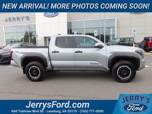 Used 2024 Toyota Tacoma TRD Off-Road w/ TRD Off Road Premium Package AWD/4WD image 4