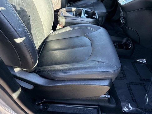 Used 2020 Chrysler Pacifica Touring-L w/ Advanced Safetytec Group image 10