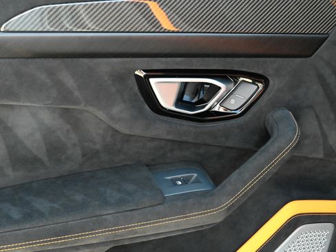 Used 2024 Lamborghini Urus Performante AWD/4WD image 38